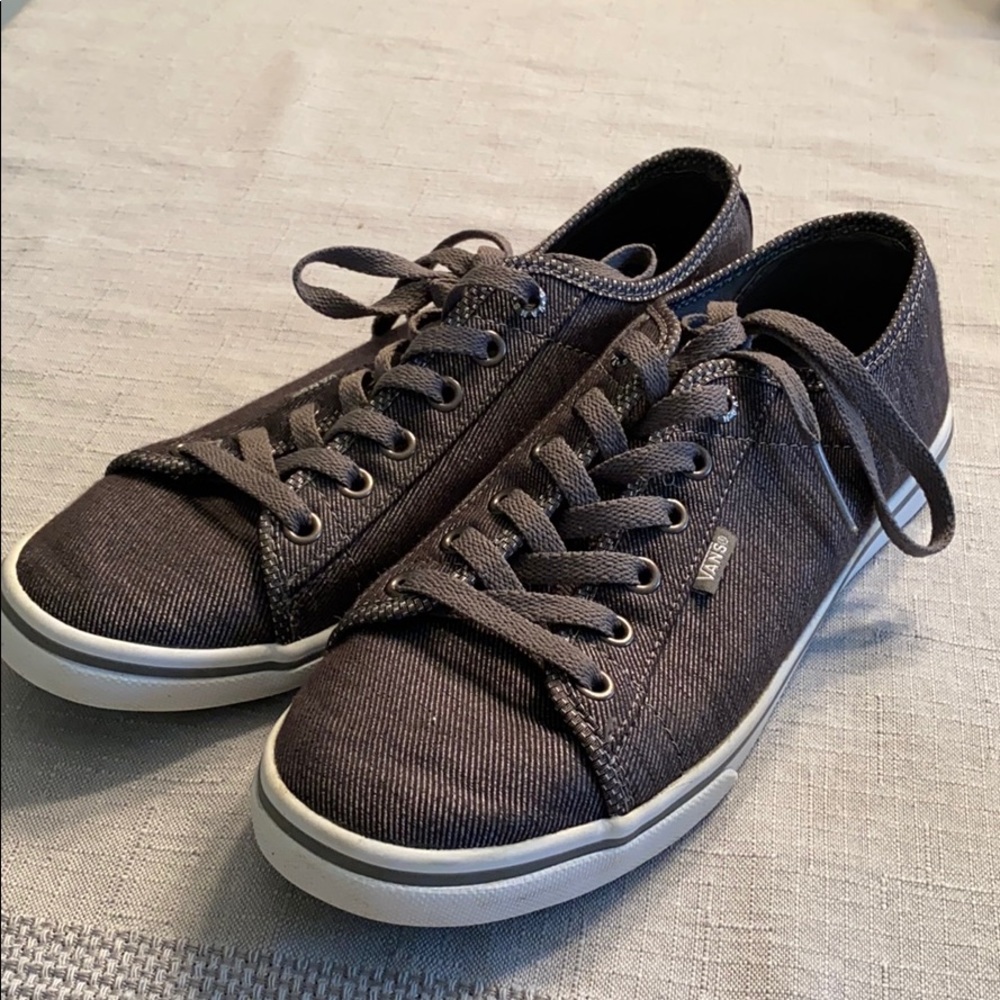 New women’s size 8 vans